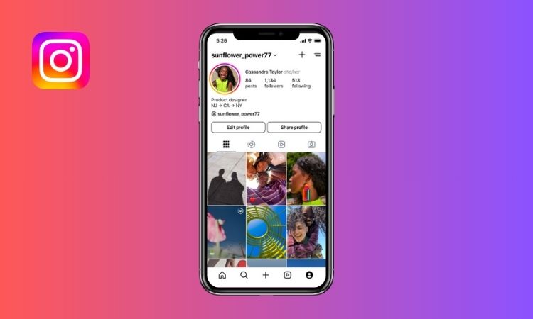 Sobre un fondo degradado rosa y morado se ve un teléfono móvil que muestra el nuevo diseño del feed de perfil de Instagram, ahora la cuadrícula de publicaciones tiene un formato rectangular y vertical.