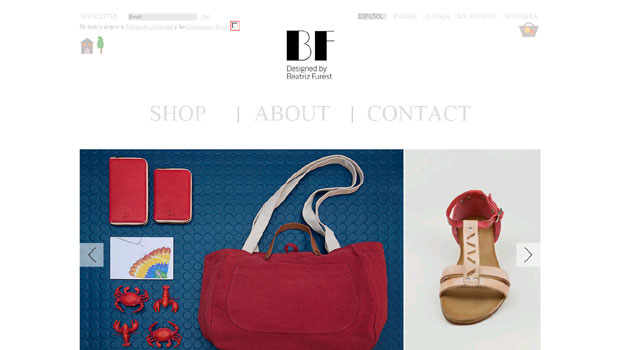 Bolso rojo grande en fondo azul junto a accesorios y sandalias beige con detalles rojos. Texto: "BF Designed by Beatriz Furest". Enlaces: SHOP, ABOUT, CONTACT.