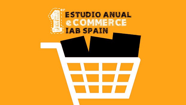 Carrito blanco contiene cajas negras; texto: "1er Estudio Anual eCommerce IAB Spain" sobre fondo naranja. Palabras clave: estudio, eCommerce, marketing.