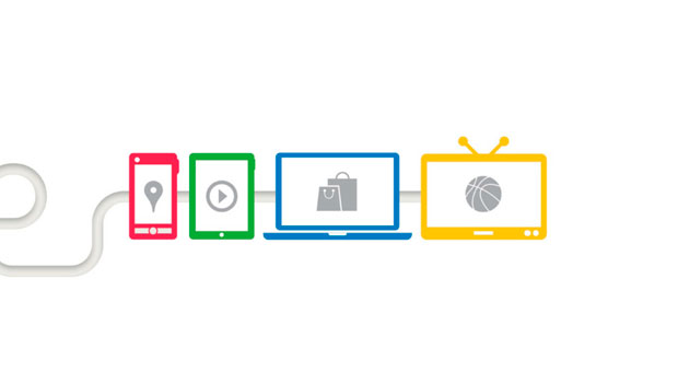 Íconos tecnológicos conectados. Un móvil muestra un mapa, una tablet un vídeo, un portátil una bolsa de compras y un televisor una pelota.