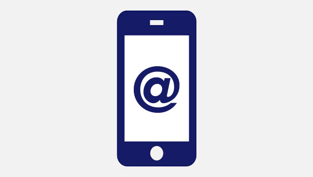 Teléfono azul mostrando símbolo arroba en la pantalla. Icono de comunicación digital y marketing móvil sobre fondo gris claro.
