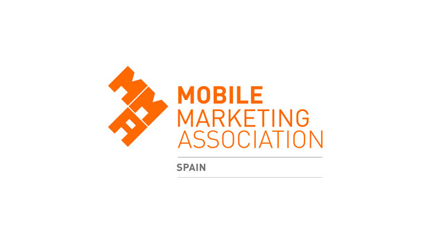 Logotipo naranja de la Mobile Marketing Association sobre fondo blanco, resaltando la palabra "SPAIN" debajo, reflejando el enfoque en la estrategia móvil.