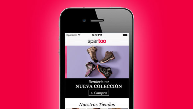 Smartphone mostrando una web de Spartoo; publicidad de zapatos de senderismo en la pantalla. Texto: "Senderismo NUEVA COLECCIÓN > Compra. Nuestras Tiendas." Fondo rojo.