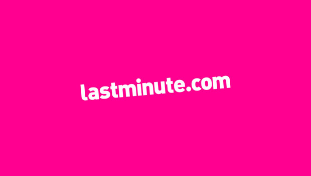 Texto "lastminute.com" en blanco sobre fondo rosa. Diseño atractivo y llamativo, ideal para marketing digital y promociones de viajes espontáneos.