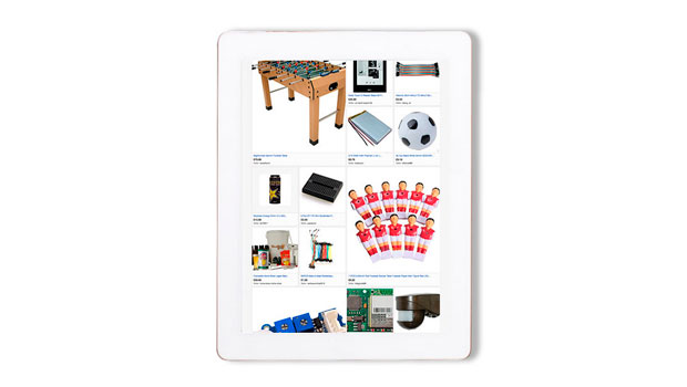 Tableta mostrando imágenes de productos variados en pantalla, como un futbolín, pelota y componentes electrónicos, en una interfaz de compras en línea.