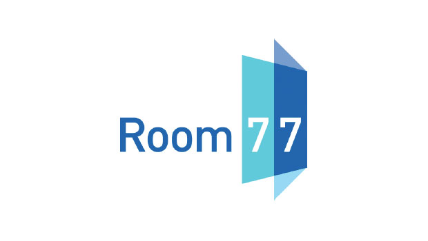 Logotipo con las palabras "Room 77" en azul, acompañadas de un diseño de tres paneles abiertos, sugiriendo un espacio o puerta. Ideal para marketing digital.