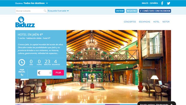 Página web con oferta de hotel Biduzz; cuenta regresiva destaca reserva flash. Imagen de lujoso vestíbulo hotelero en fondo. Ideal para marketing digital. Texto: "HOTEL RH BAYREN 4*... Resérvalo ahora mismo... Puja".