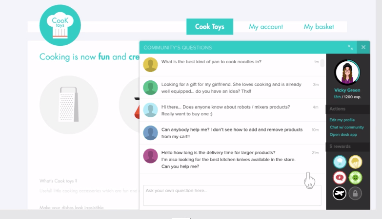 Ventana de chat con el título “COMMUNITY'S QUESTIONS”. Usuarios preguntan sobre utensilios de cocina y entrega. Logotipo de Cook Toys. Iconos de perfil y acciones.