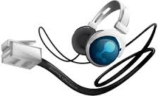 Auriculares conectados a un cable USB, flotan sobre un fondo blanco. Diseño moderno ideal para marketing digital y tecnología de sonido.