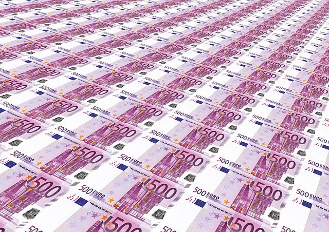 Billetes de 500 euros extendidos en filas paralelas, creando una sensación de abundancia financiera e inversión estratégica.