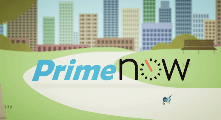 Texto "Prime Now" animado con reloj, en un parque urbano con bancos y rascacielos al fondo. Entrega rápida, comodidad en la ciudad.