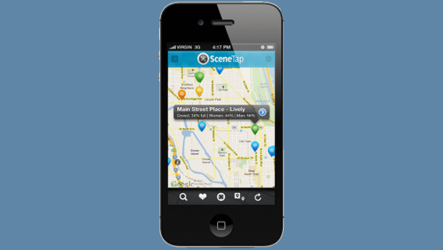 Teléfono móvil muestra mapa con la app "SceneTap", destacando ubicación "Main Street Place". Texto: "Crowd: 54% (M) Female: 40% (M) Male: 60%". Innovación en ubicación y análisis demográfico.