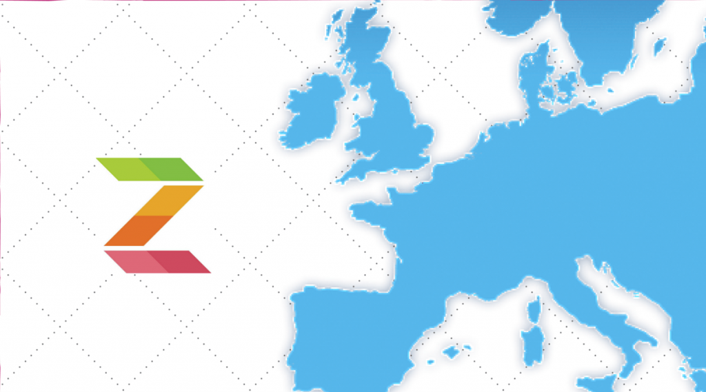 Logotipo colorido a la izquierda sobre un mapa azul de Europa como contexto; ideal para marketing digital europeo.
