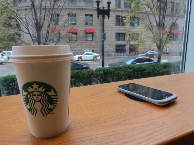 Starbucks y The New York Times distribuyen contenidos gratis en intercambio