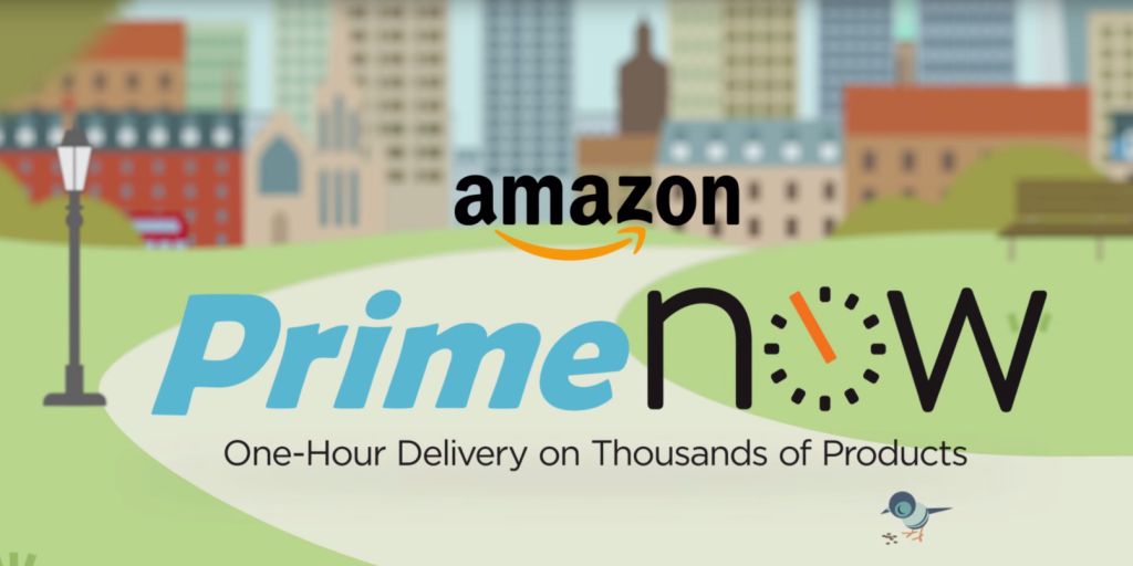 Texto "Amazon Prime Now. Entrega en una hora de miles de productos" sobre fondo urbano. Ideal para destacar rapidez y comodidad en compras online.