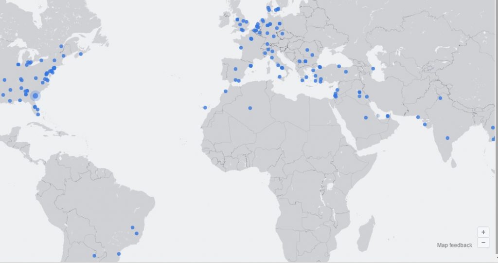 Mapa mundial con puntos azules marcando ubicaciones en Norteamérica, Europa y Asia, reflejando la expansión global y la presencia de mercado.