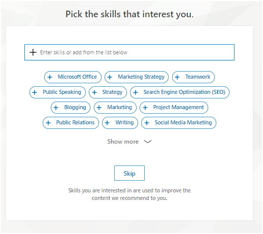 Formulario de selecci&oacute;n; usuario elige habilidades en marketing, comunicaci&oacute;n y gesti&oacute;n. Botones azules para a&ntilde;adir habilidades. Texto: "Pick the skills that interest you".