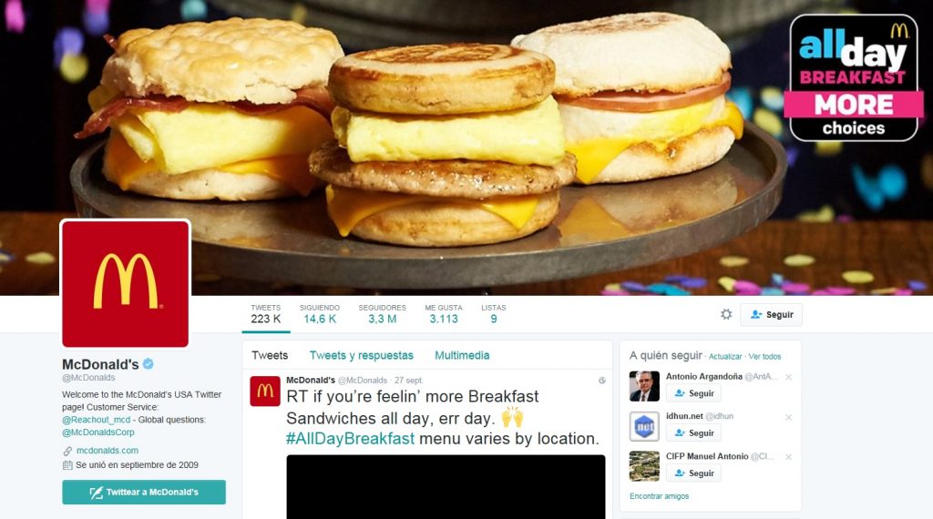 Perfil de Twitter de McDonald's mostrando sándwiches de desayuno en una bandeja. Texto: "all day BREAKFAST MORE choices". Publicidad, redes sociales, marketing oral.