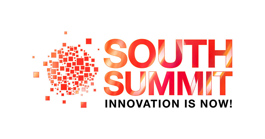 Texto "SOUTH SUMMIT" en rojo gradiente, acción de innovación; contexto, acompañada por un mosaico de cuadrados dispersos. Eslogan: "INNOVATION IS NOW!".