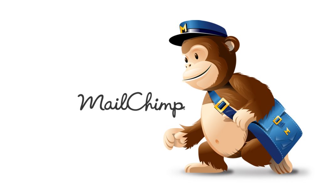 Un chimpancé con gorra postal camina llevando una bandolera azul. A su lado, el texto: "MailChimp". Ambiente limpio y profesional.