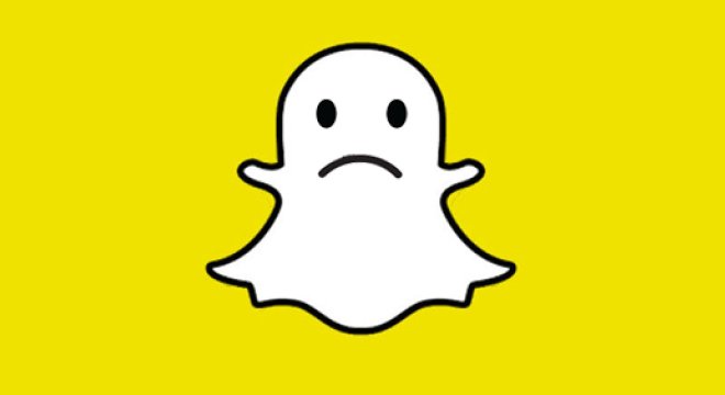 El logotipo de Snapchat con cara triste destaca en un fondo amarillo brillante, reflejando emociones en una estrategia de marketing digital.