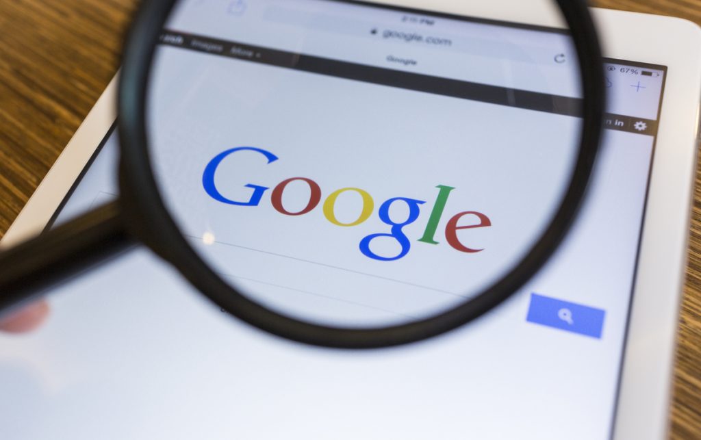 Google marcará contenido ofensivo o molesto