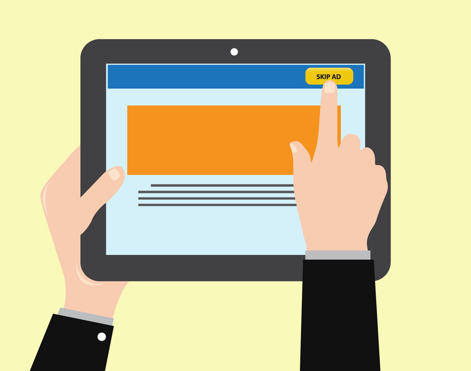 Tableta mostrando un anuncio en pantalla; una mano lo sostiene mientras otra presiona el botón "SKIP AD". Fondo amarillo claro. Palabras clave: interacción, digital, publicidad.