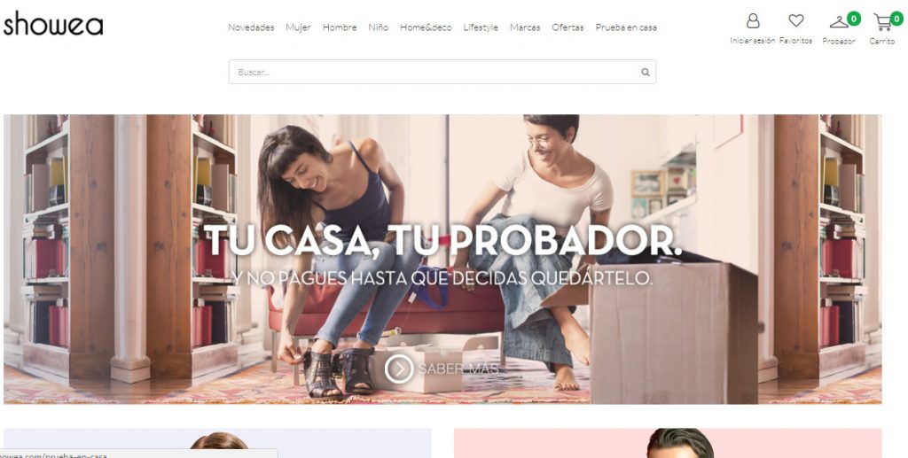 Mujeres probando zapatos en una sala acogedora. Texto: "TU CASA, TU PROBADOR. Prueba antes de comprar, lo dice la guía de estilo." Ideal para marketing de moda y comodidad.