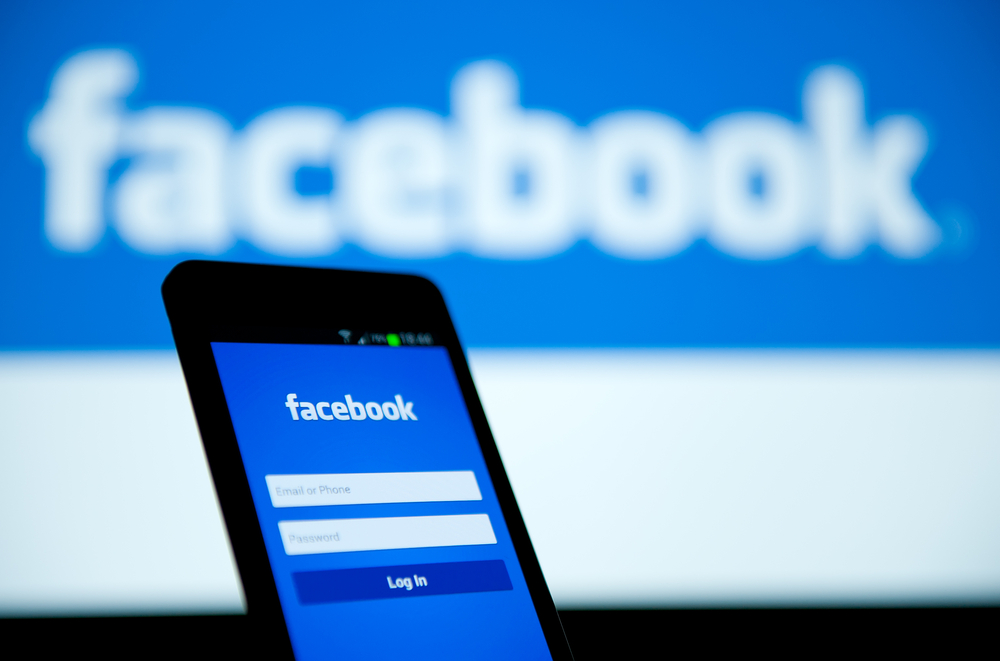 España multa a Facebook