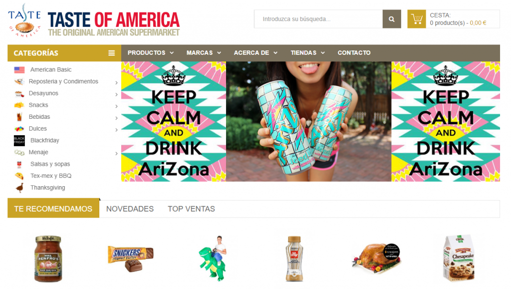 Personas sosteniendo latas AriZona decoradas. Anuncios dicen "KEEP CALM AND DRINK AriZona". En un sitio web de productos americanos. Muestra categorías y recomendaciones.