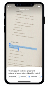 Documento en pantalla del m&oacute;vil: Lista de ingredientes y pasos de una receta. Texto grande resalta: "En una olla grande, saltea el jengibre y la cebolla a fuego medio (unos 3 minutos)". Contexto de uso de Google Lens. Ideal para marketing digital en cocina y tecnolog&iacute;a.