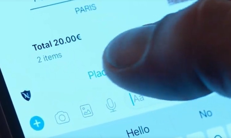 Dedos pulsando una pantalla de móvil, mostrando un pedido de 20,00 € por 2 artículos, en proceso de confirmación. Ideal para marketing digital móvil.