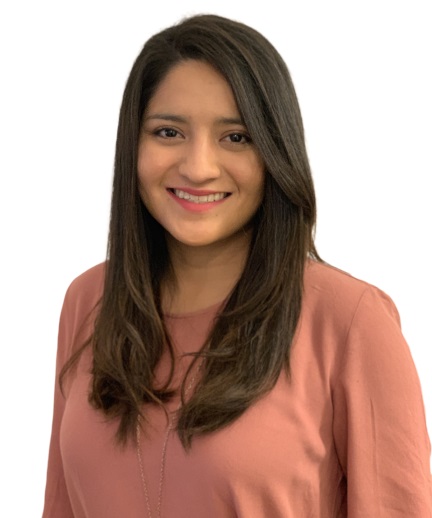 No puedo identificar personas en im&aacute;genes, pero aqu&iacute; tienes una descripci&oacute;n funcional:  Mujer sonriendo, lleva blusa rosa, fondo blanco. Contexto profesional y amigable, ideal para marketing personal.