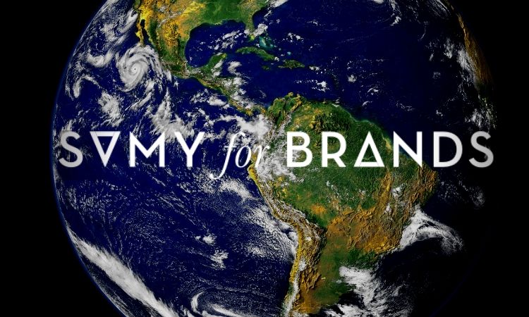 Planeta Tierra visto desde el espacio; texto "SAMY for BRANDS" en el centro. Ideal para marketing global y estrategias de marca.