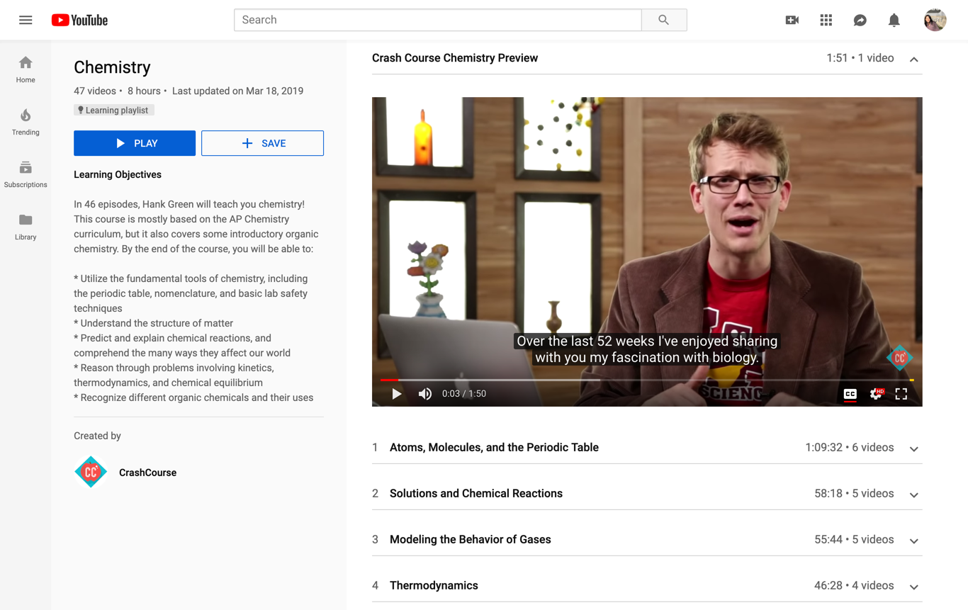 Pantalla de YouTube muestra curso de qu&iacute;mica por Hank Green, con objetivo de ense&ntilde;ar conceptos b&aacute;sicos. Lista de episodios y video de previsualizaci&oacute;n.