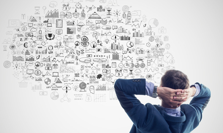 Hombre de espaldas, relajado, observa un muro lleno de iconos y gráficos de datos y negocios, simbolizando el análisis estratégico y la toma de decisiones.