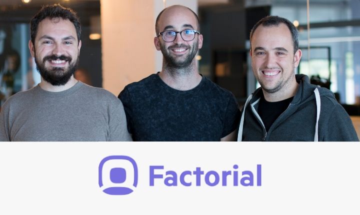 Tres personas sonríen en una oficina iluminada. Debajo, el logotipo de Factorial con texto promocional. Contexto empresarial y de recursos humanos.