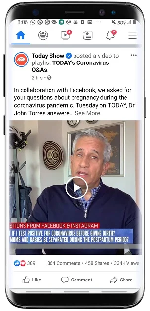 Dispositivo muestra video de un hombre hablando sobre COVID-19 y embarazo en Facebook. Texto: "&iquest;DAR&Aacute; POSITIVO EN CORONAVIRUS ANTES DEL PARTO?" Marketing en salud digital.