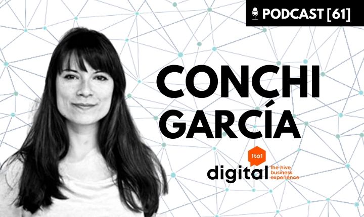 Mujer sonriente de pie; texto: "PODCAST [61] CONCHI GARCÍA 1to1 digital the hive business experience"; fondo geométrico. Palabras clave: marketing, digital.