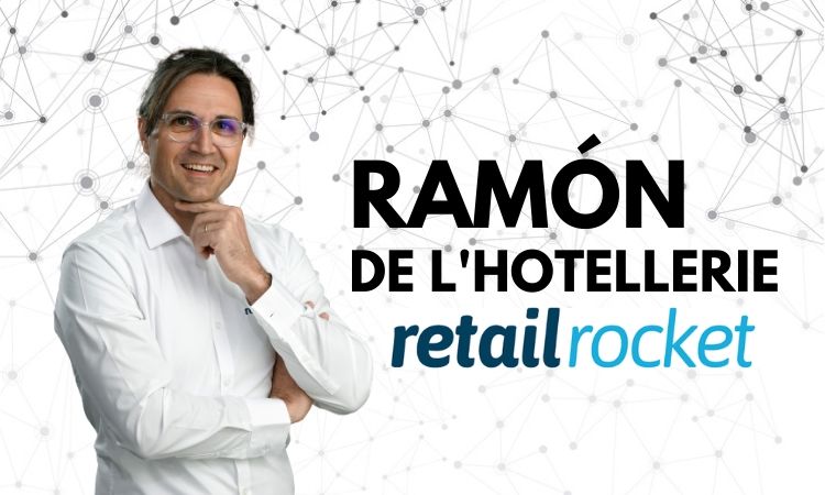 Hombre sonríe, brazos cruzados, fondo de líneas y puntos interconectados. Texto: "RAMÓN DE L'HOTELLERIE retailrocket". Contexto de marketing y tecnología.