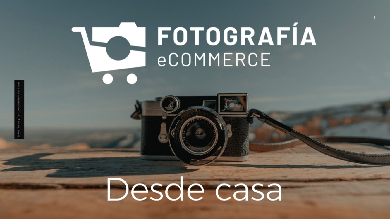 C&aacute;mara sobre mesa al aire libre; texto: "FOTOGRAF&Iacute;A eCOMMERCE", "Desde casa", "www.fotografiaecommerce.com". Ideal para marketing online.