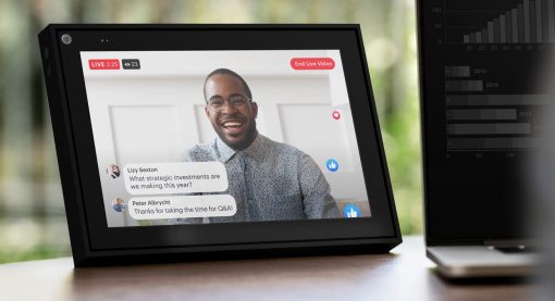 Pantalla mostrando a un hombre sonriendo en videollamada en vivo, con textos de chat en pantalla. Ambiente moderno y tecnol&oacute;gico. Texto: &ldquo;Lilly Sexton: &iquest;Qu&eacute; inversiones estrat&eacute;gicas estamos haciendo este a&ntilde;o? Peter Alibey: Gracias por tomarse el tiempo para Q&A&rdquo;.