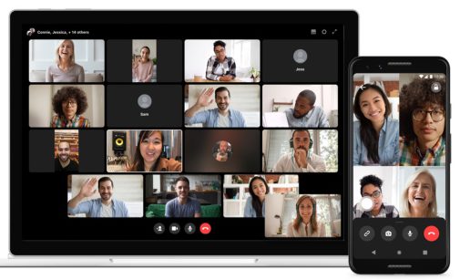 Pantalla muestra videollamada grupal en ordenador y m&oacute;vil; personas sonr&iacute;en y saludan en mosaico virtual, destacando conectividad y comunicaci&oacute;n digital.