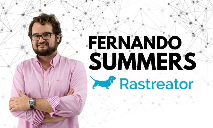 Hombre de pie, brazo cruzado, en camisa rosa. Fondo con líneas conectadas. Texto: "FERNANDO SUMMERS" y "Rastreator" con logo de perro azul. Marketing digital.