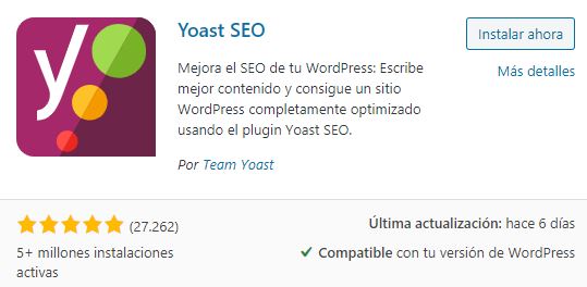 Manos tecleando en un port&aacute;til, sobre una mesa de caf&eacute;. Ambiente c&aacute;lido y relajado, ideal para trabajo remoto o marketing digital.