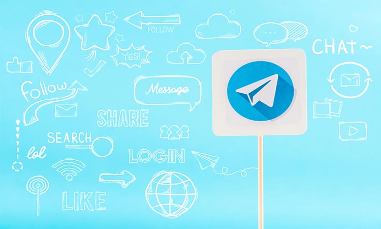 Ícono de Telegram en un fondo azul, rodeado de dibujos blancos de palabras como "chat", "mensaje", "compartir". Ideal para marketing digital.