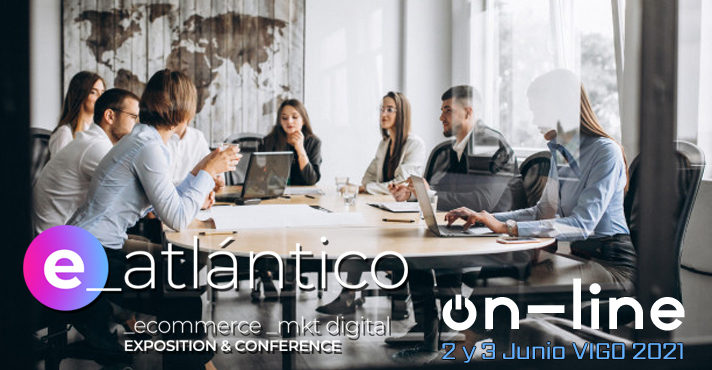 Grupo de profesionales discutiendo alrededor de una mesa de reuniones; contexto de marketing digital. Texto: "e_atlántico ecommerce mkt digital exposition & conference on-line 2 y 3 Junio VIGO 2021".