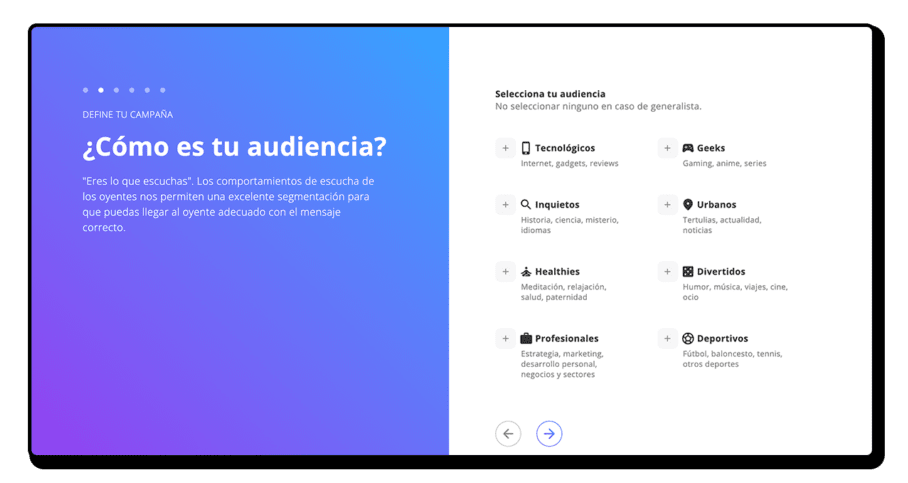 Pantalla con gradiente azul a la izquierda y opciones de audiencia a la derecha, incluyendo "Tecnol&oacute;gicos", "Geeks", y m&aacute;s. Texto para segmentaci&oacute;n efectiva.