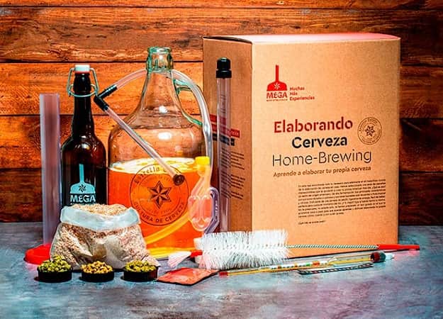 Kit de elaboraci&oacute;n de cerveza artesanal con botella, garrafa, tubos y caja. Texto: "Elaborando Cerveza Home-Brewing. Aprende a elaborar tu propia cerveza." Ideal para marketing de DIY.