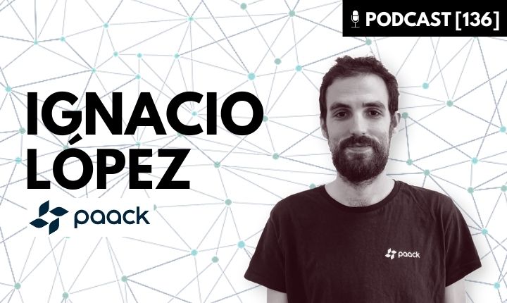 Hombre sonriendo de pie, fondo de líneas y puntos. Texto: "PODCAST [136] IGNACIO LÓPEZ paack". Contexto de marketing digital.